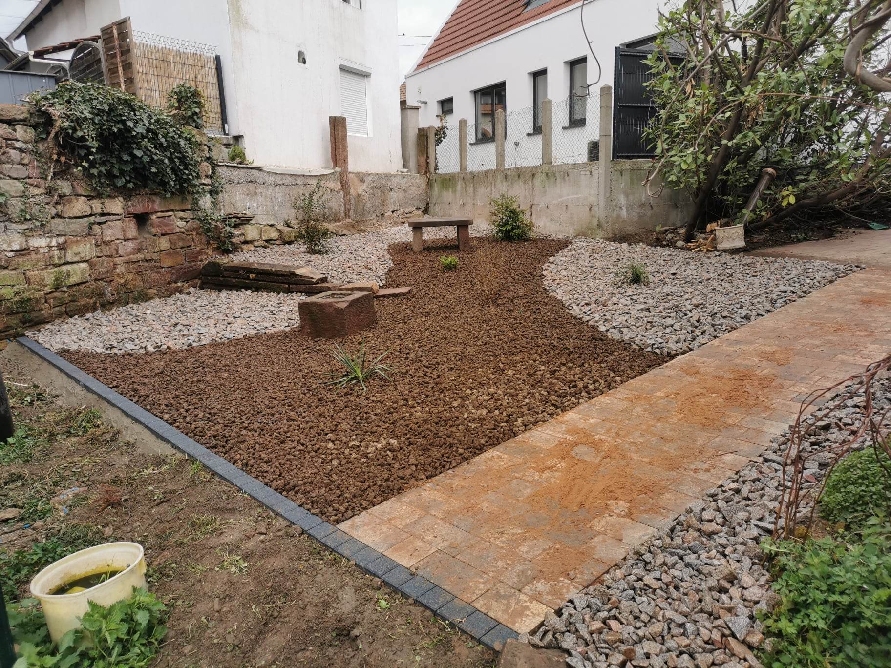 AMENAGEMENT AVEC POUZZOLANE 1 | Paysages et bois alsace Paysagiste expert pour vos travaux d’aménagement extérieur sur les secteurs de Brumath et Vendenheim Ostwald 2